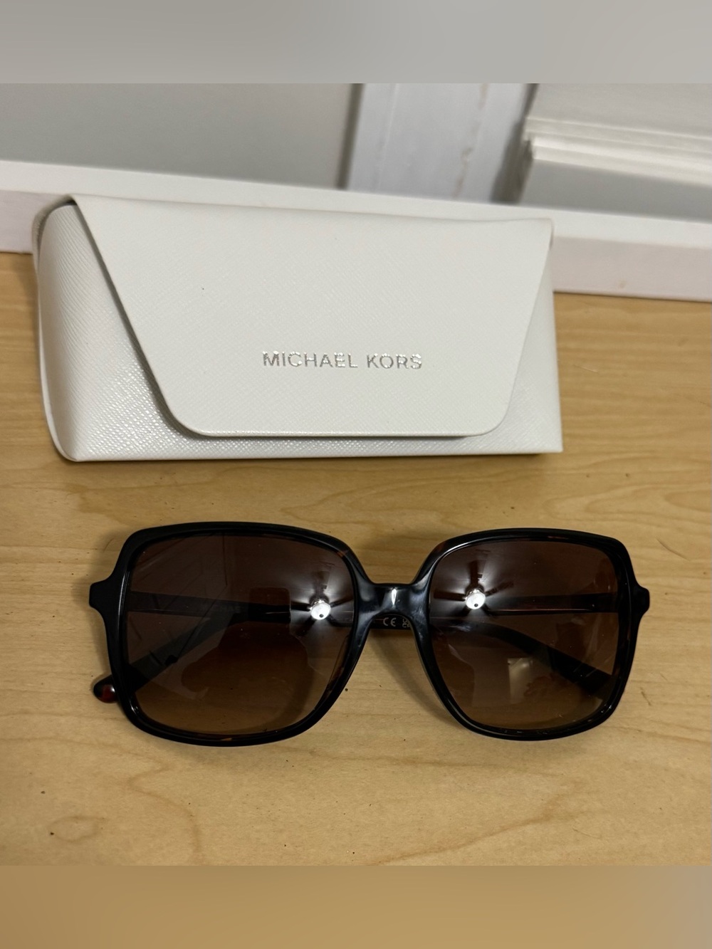 New Never Worn Michael Kors Sunglasses w/ Matching case
